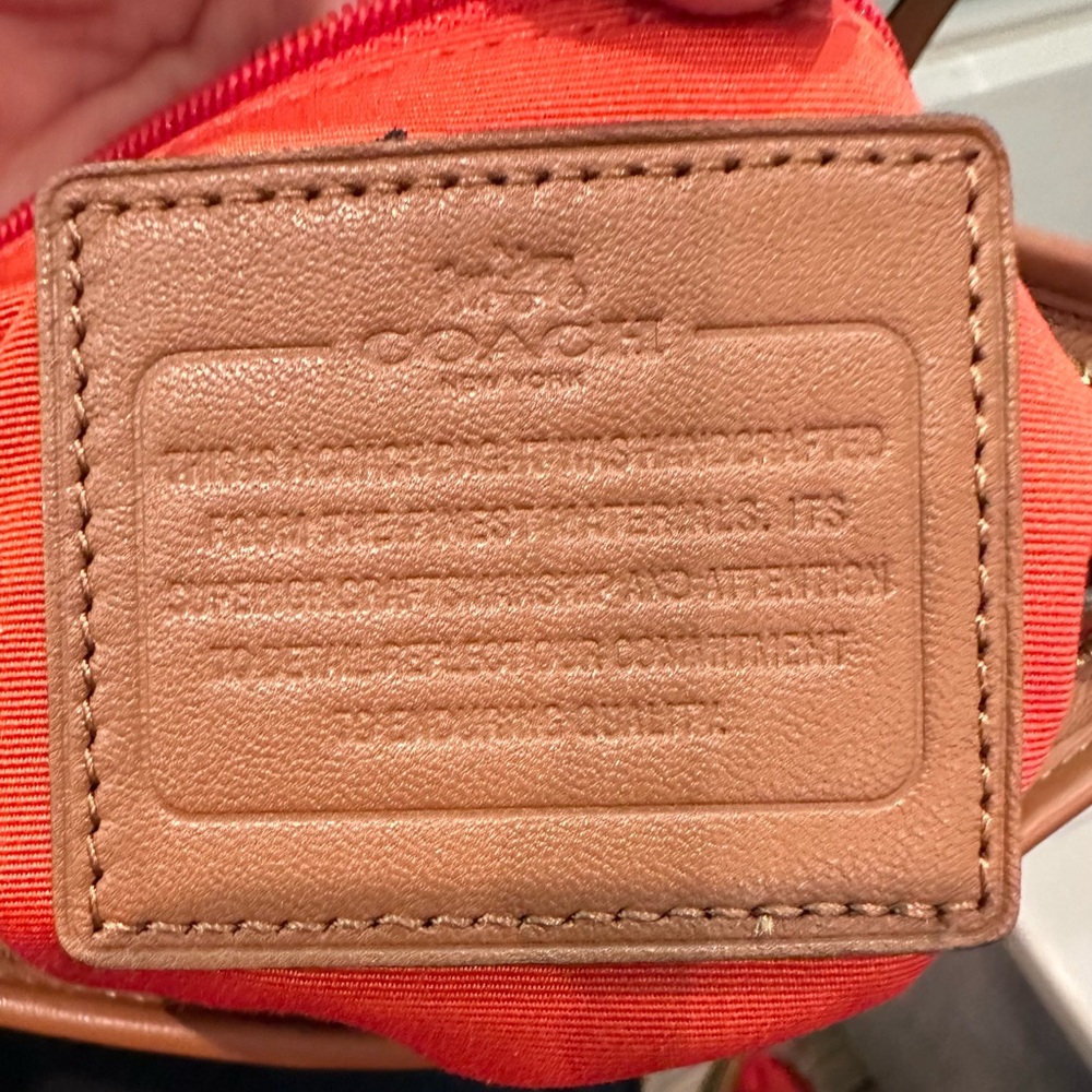 Coach EUC pebble leather crossbody purse. - Picture 4 of 4